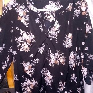 Beautiful Croft & Barrow floral blouse